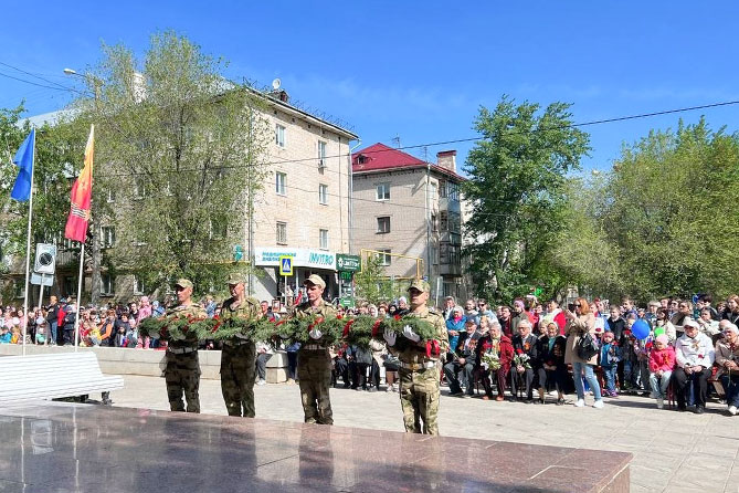 возложение венка к горельефу Евгения Никонова