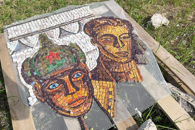 фрагмент мозаики на сетке