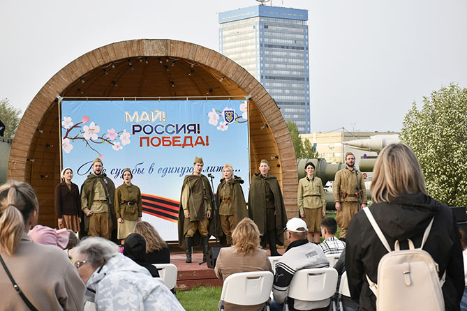 артисты исполняют песни и стихи военных лет в Парке имени Сахарова
