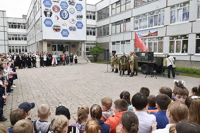 артисты исполняют песни и стихи военных лет в школе 43