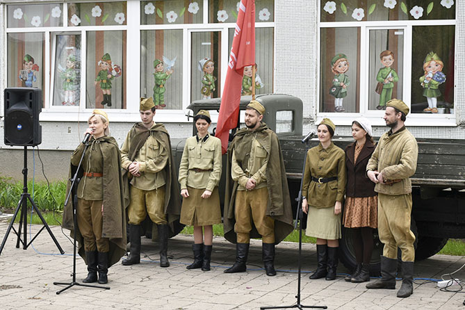 артисты исполняют песни и стихи военных лет