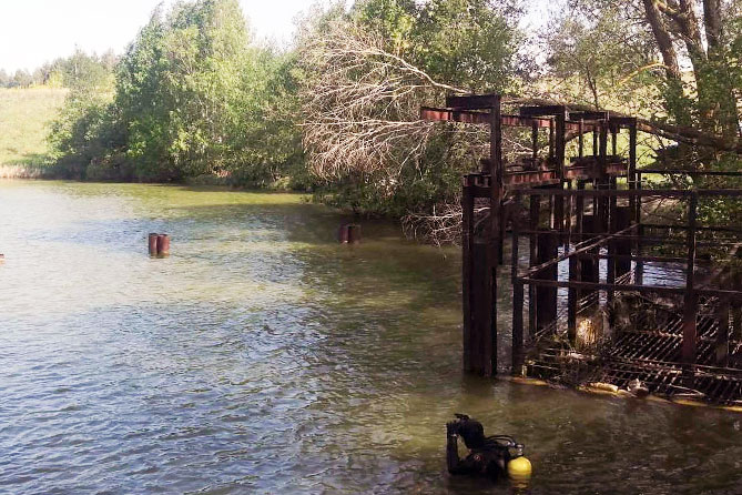 водолаз в водоеме