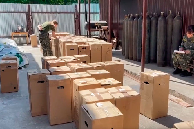 контрафактный алкоголь в коробках