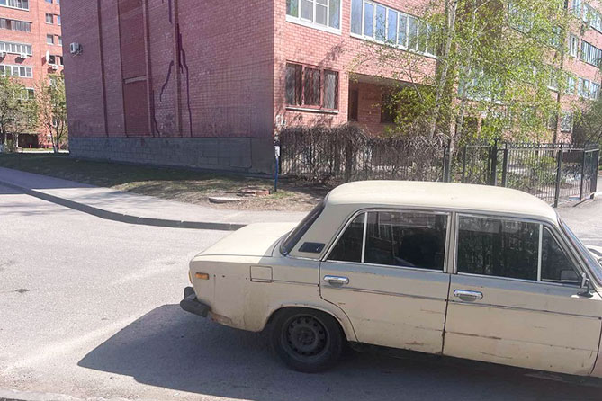 машина возле дома