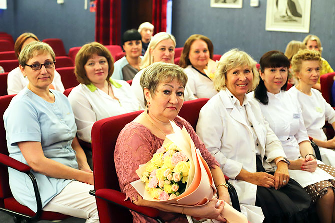 медработники принимают поздравления