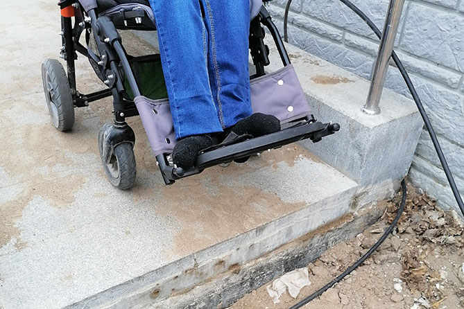 инвалид-колясочник на набережной