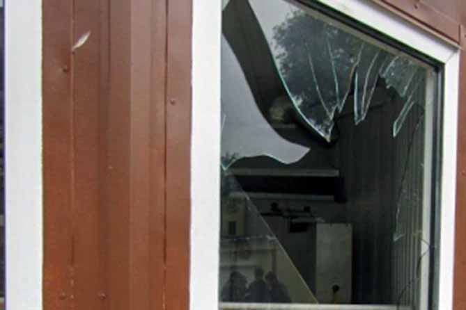 разбитое окно