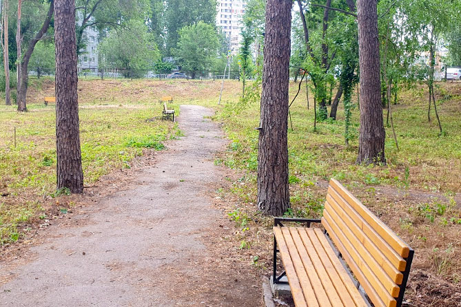 скамейки на территории больницы 4