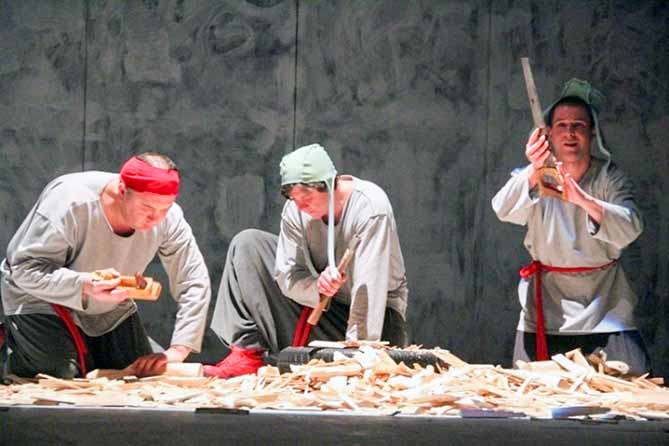 сцена из спектакля