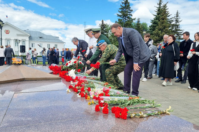 возложение цветов к вечному огню 22 июня