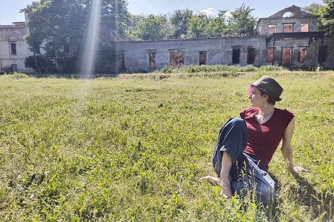 волонтер анна головлева усадьба графа орлова-давыдова волонтер возле усадьбы графа Орлова-Давыдова