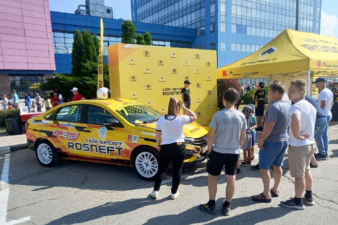 стенд заводской команды LADA Sport Rosneft