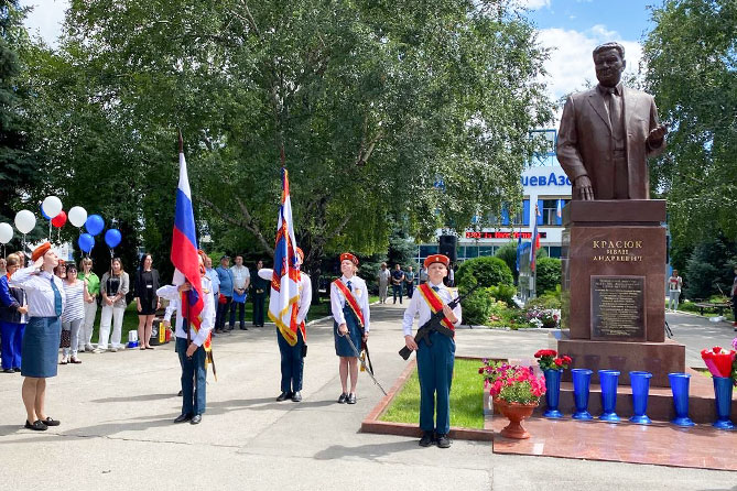 почетный караул у памятника Ивану Красюку