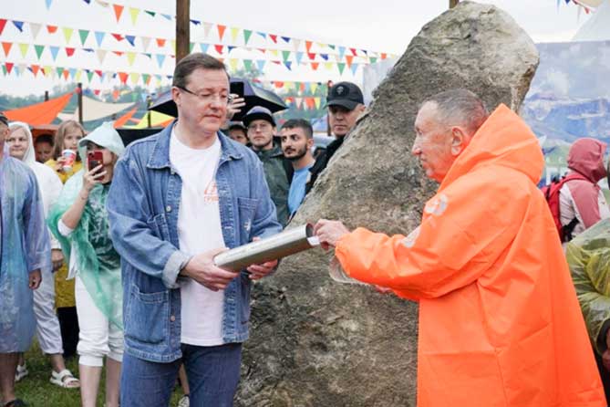 губернатор закладывает капсулу времени