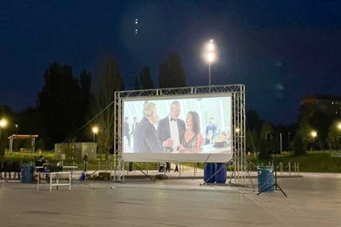 киноэкран на набережной Автозаводского района