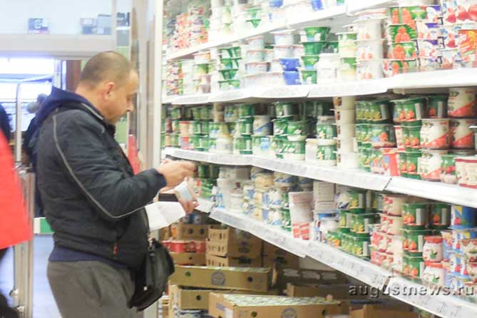 Убирают с прилавков. Парень заставляет убирать просрочку с прилавков