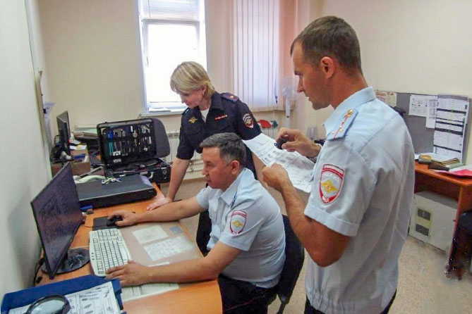 сотрудники полиции в кабинете
