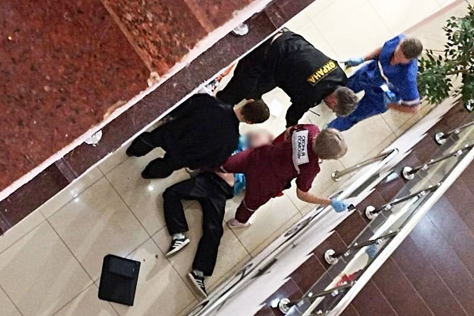 мальчик упал с эскалатора