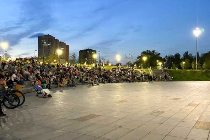 горожане смотрят кино на набережной