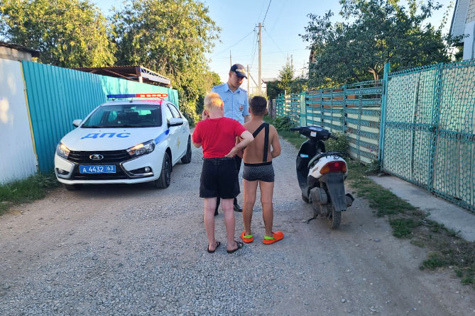 сотрудник ГИБДД беседует с детьми