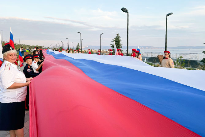 горожане развернули триколор