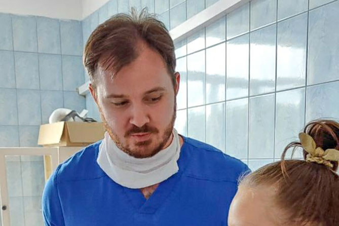 врач-травмотолог-ортопед с пациенткой