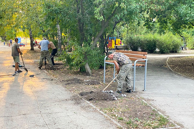 установка скамеек во дворе