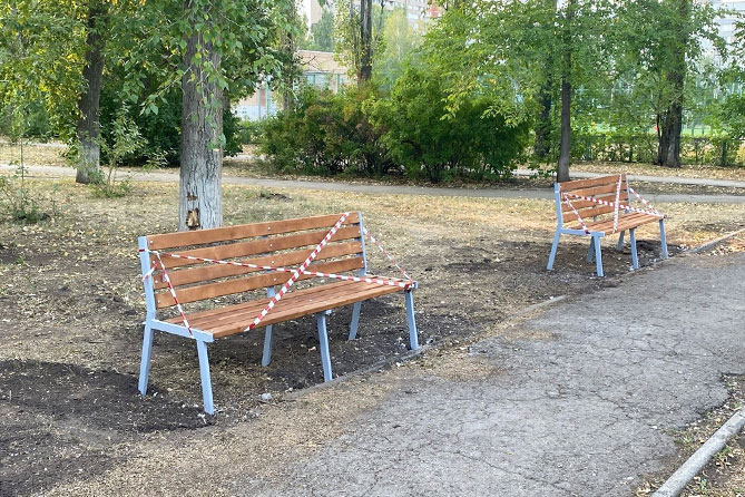 новые скамейки во дворе