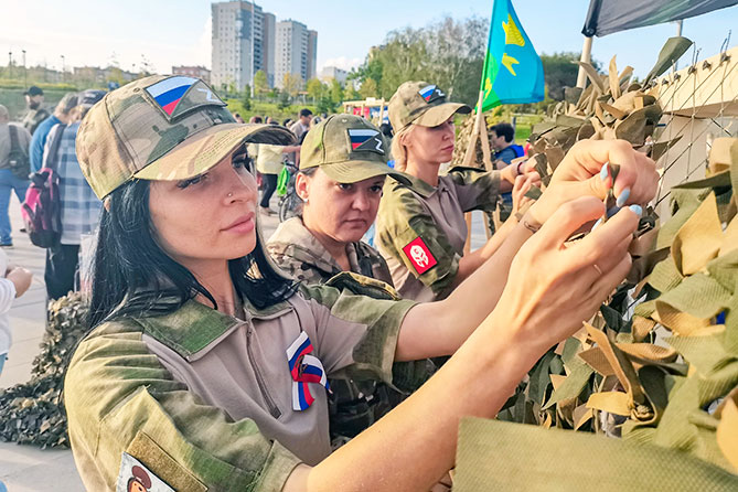 жители плетут маскировочные сети