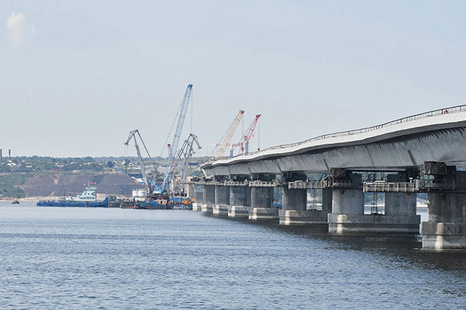 строительство моста через Волгу в августе 2023