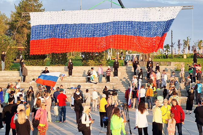 триколор подняли на набережной