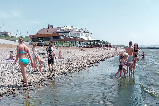 пляж набережная автозаводскй ступенька лестница зеленая вода ступенька на пляже