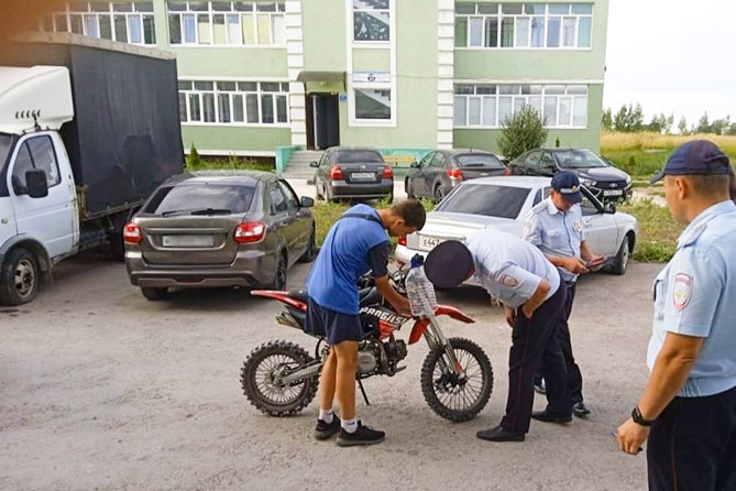 сотрудники ГИБДД остановили подростка на мотоцикле