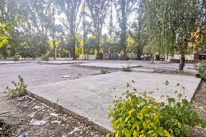 бетонная плита на Поле чудес