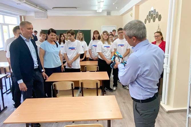 учитель технологии показывает робота