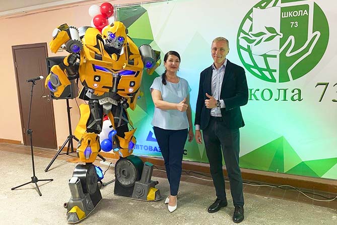 робот в школе 73