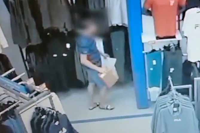 взял коробку с обувью