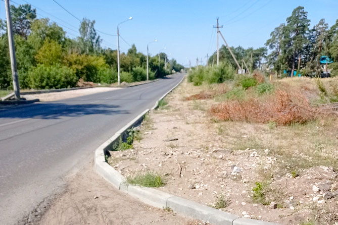 дорога на улице Никонова в августе 2023