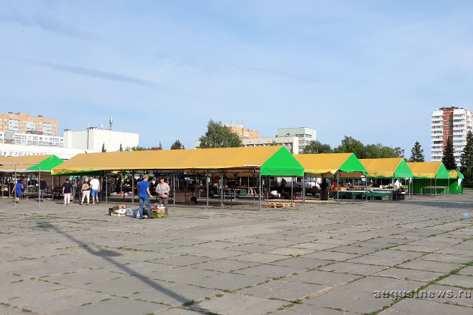ярмарка на Центральной площади летом