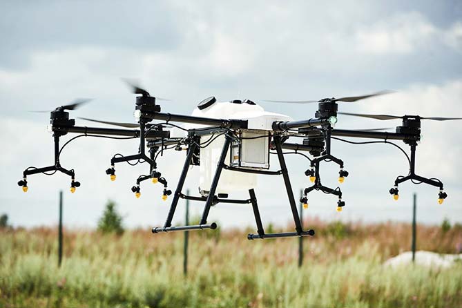 беспилотник взлетает