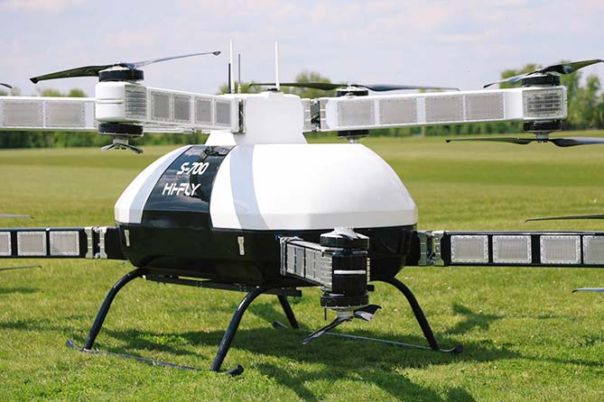 беспилотник на траве