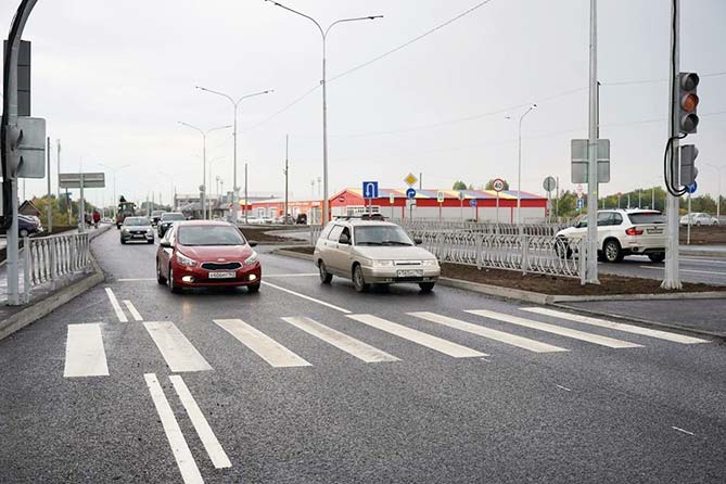 машины на новой дороге в Приморский