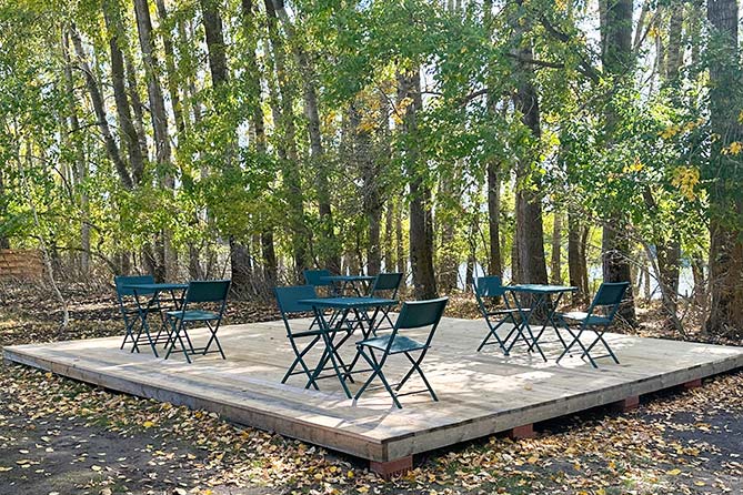 столики в пик-ник парке