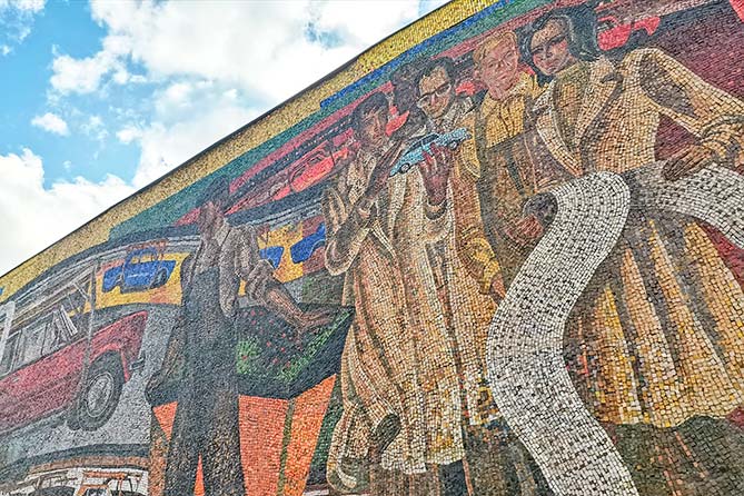 история ВАЗа на стеле-панно