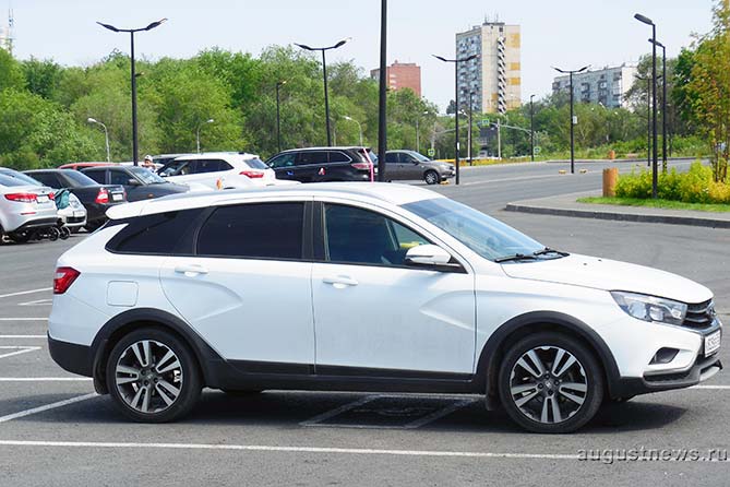 автомобиль LADA Vesta на набережной