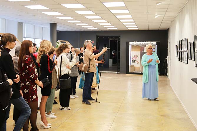 Наталья Дроздова проводит экскурсию по выставке