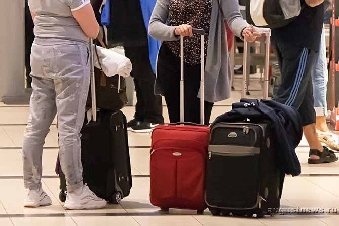 женщина с чемоданами