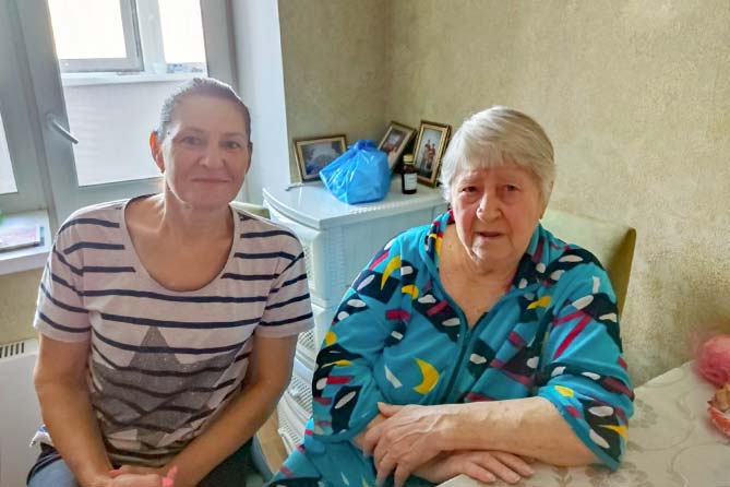 пожилая женщина в приемной семье