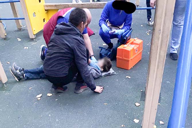 мальчик упал с горки на детской площадке