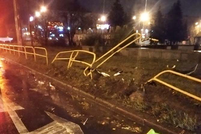 ДТП 24-10-2023 ограждение ДТП 24 октября 2023 года на улице Свердлова